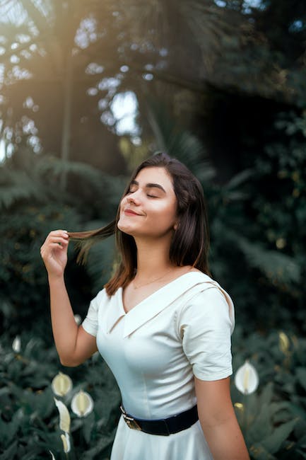 Descubre cómo levantar tus párpados caídos de manera natural: Consejos de una esteticista experta en cosmética