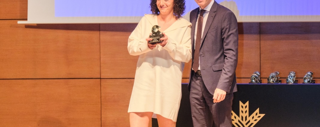 Imagen de Rocío, CEO de Rosee, recibiendo el premio a la investigación e innovación de productos por Cope.