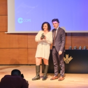 Imagen de Rocío, CEO de Rosee, recibiendo el premio a la investigación e innovación de productos por Cope.