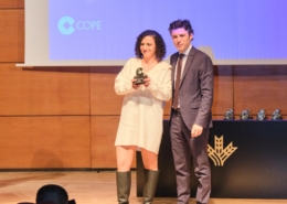 Imagen de Rocío, CEO de Rosee, recibiendo el premio a la investigación e innovación de productos por Cope.