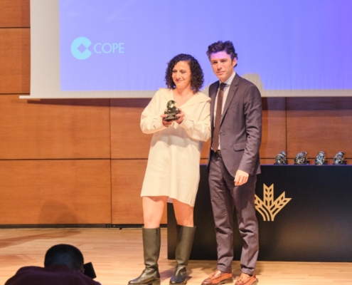 Imagen de Rocío, CEO de Rosee, recibiendo el premio a la investigación e innovación de productos por Cope.